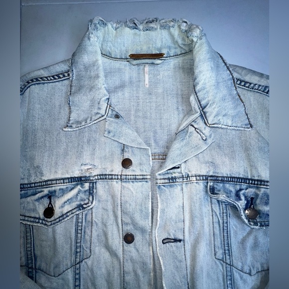 Free People Distressed Rough Collar Denim Jean jacket Women's Sz M/L Blue Spring - Picture 7 of 9